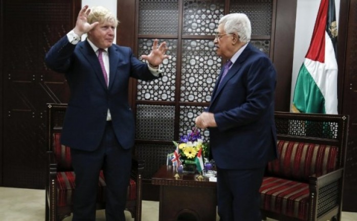 الرئيس محمود عباس خلال لقاءه وزير الخارجية البريطاني